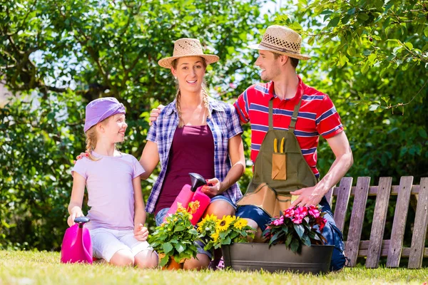 Giardinaggio familiare in giardino — Foto Stock