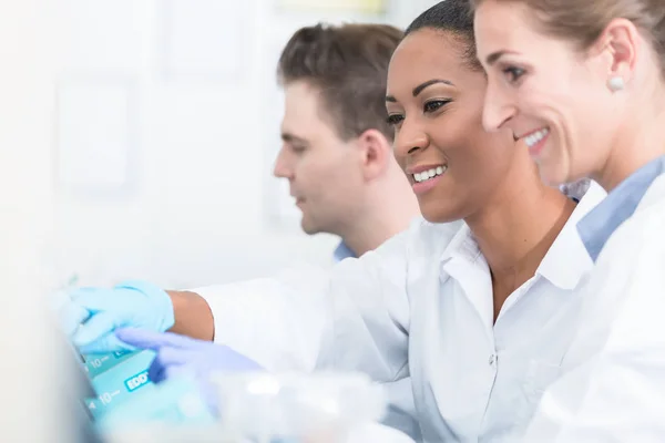 Grupo de investigadores durante el trabajo sobre dispositivos — Foto de Stock