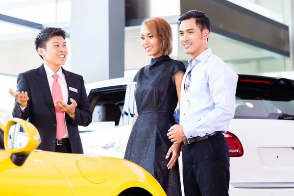 Asiatisches Paar kauft Auto — Stockfoto