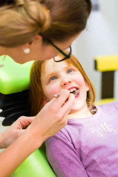 Dentista que pratica com criança — Fotografia de Stock