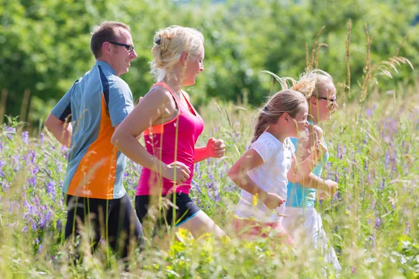 Correr en familia para mejorar la forma física en verano — Foto de Stock