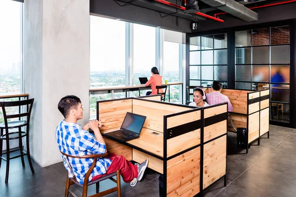 Empresários em fase de arranque no escritório de co-trabalho — Fotografia de Stock