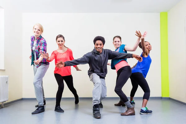 Giovani uomini e donne in classe di danza — Foto Stock