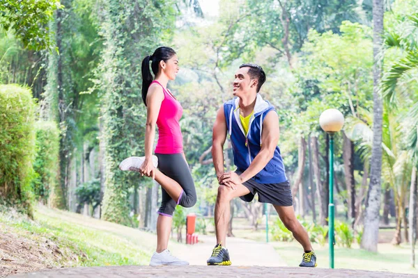 Asiatico donna e uomo ginnastica stretching — Foto Stock