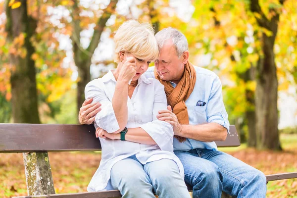 Senior homem e mulher sendo triste — Fotografia de Stock