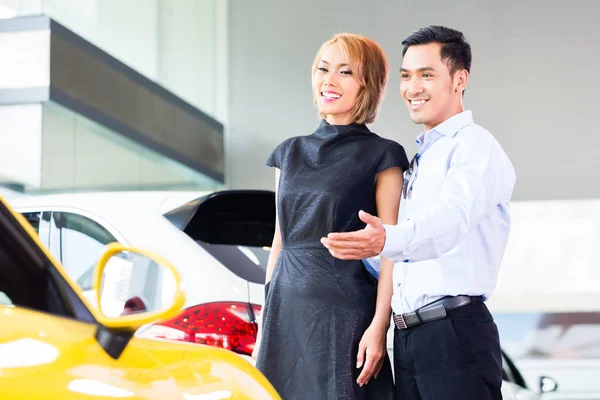 Couple asiatique choisir une voiture — Photo