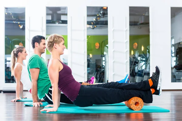 Groep in de fitnessclub of sportschool op vloer Turnen — Stockfoto