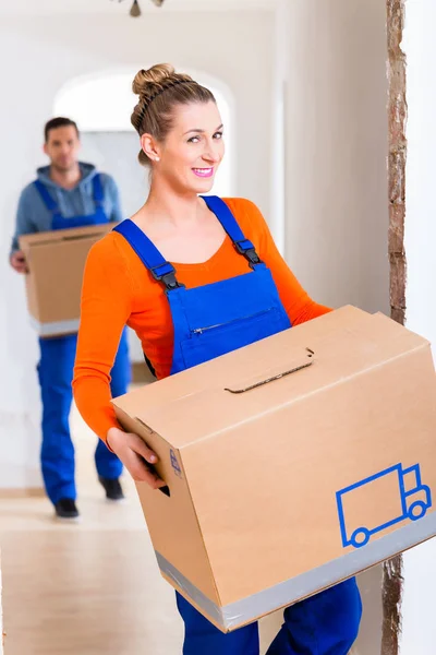 Woman and man moving in new home — Stock Photo, Image