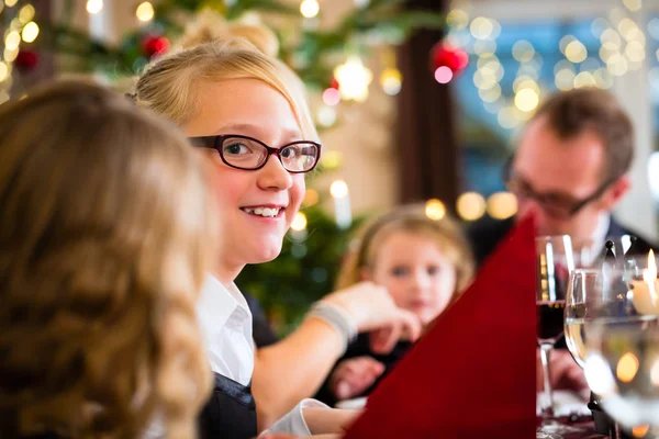 Familie viert kerstdiner — Stockfoto