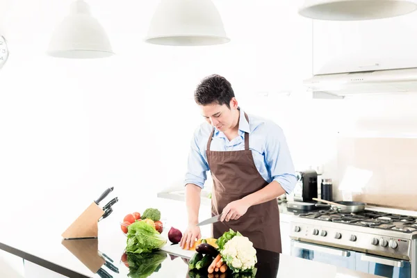 Japanese man cooking food — Stock Photo, Image