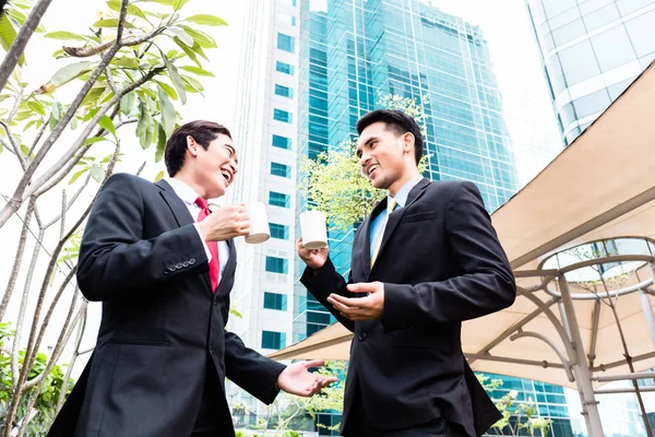 Negocios asiáticos tomando café afuera —  Fotos de Stock