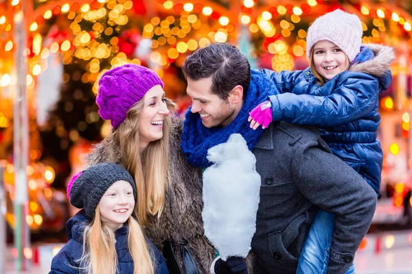 Familj på julmarknad — Stockfoto