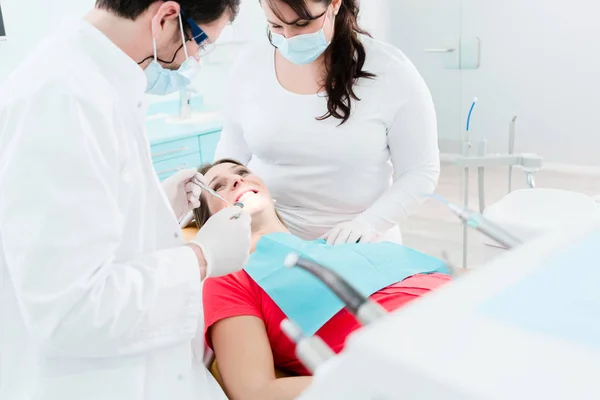 Dentista viendo a mujer embarazada —  Fotos de Stock