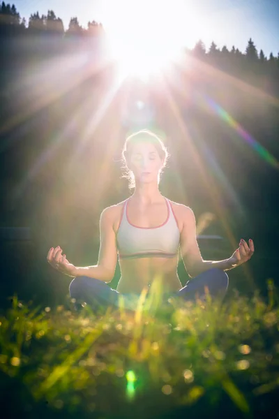 Gün batımı yoga yaparken kadın — Stok fotoğraf