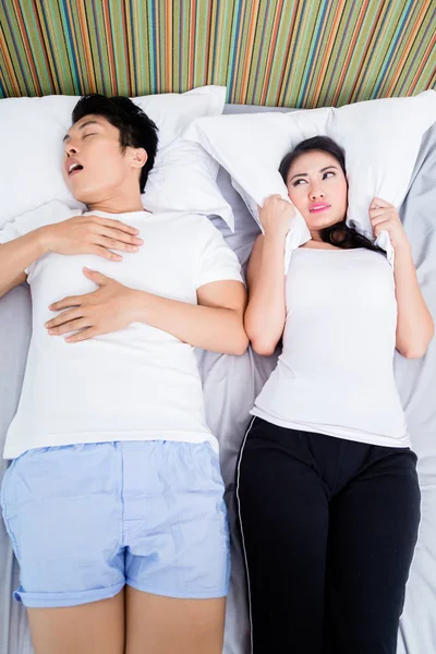 Chinês roncando mantendo sua esposa acordada — Fotografia de Stock