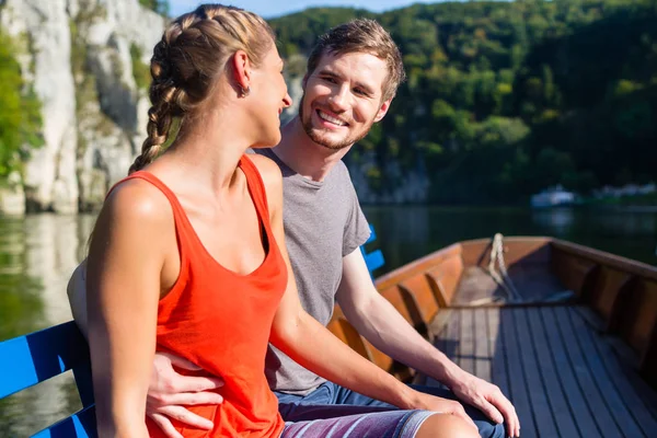 Casal no barco no desfiladeiro do Danúbio — Fotografia de Stock