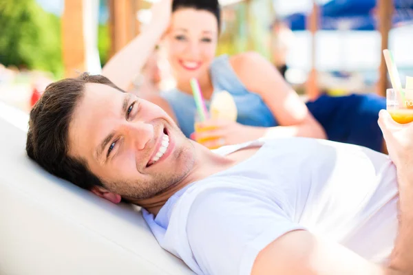 Pareja en bar de playa — Foto de Stock