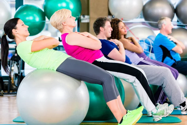 Gruppo di giovani e anziani che si allenano in palestra — Foto Stock