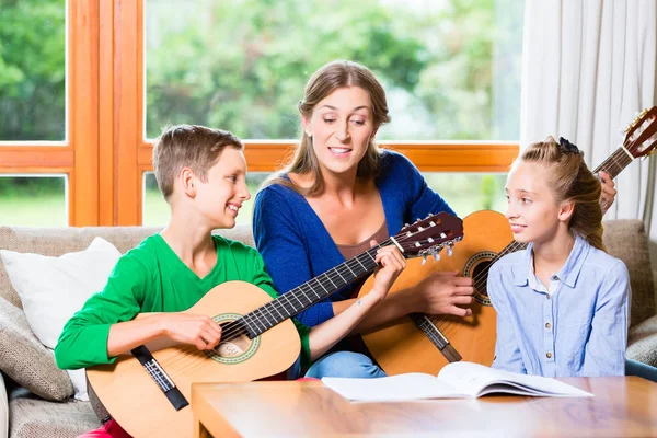 Familjen att göra musik med gitarr — Stockfoto