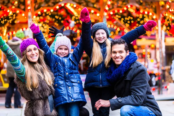 Familie op de kerstmarkt — Stockfoto