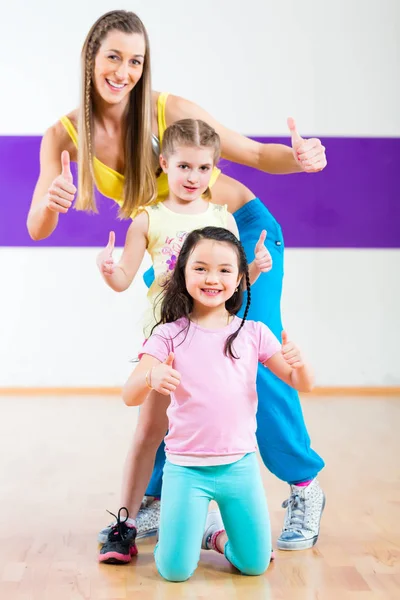 Profesora de danza y niños en clase de baile —  Fotos de Stock