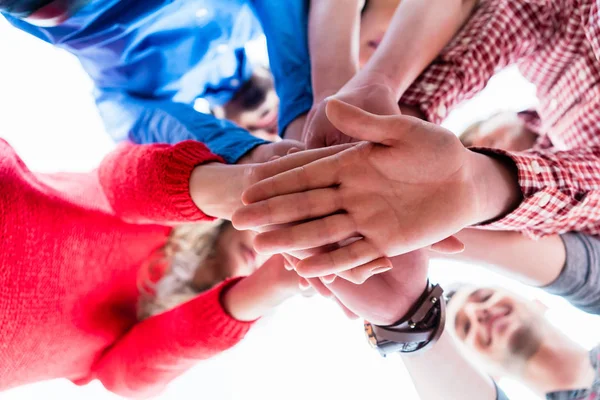 Estudiantes aprendiendo y apilando manos juntos — Foto de Stock