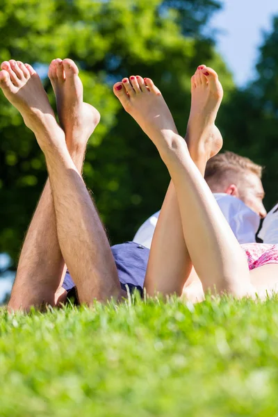 Vänner om med korsade ben — Stockfoto