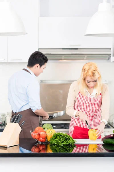 Asiático casal cozinhar — Fotografia de Stock