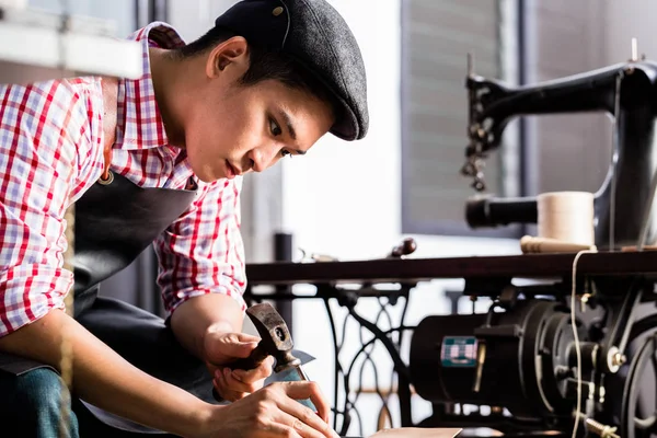 Asiatischer Schuh- oder Gürtelmacher in seiner Lederwerkstatt — Stockfoto