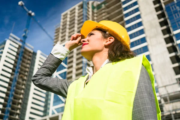 Kobiece architekt odwiedzając plac budowy — Zdjęcie stockowe