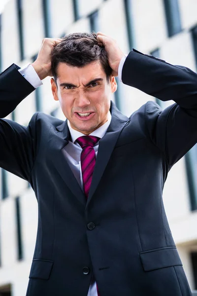 Hombre de negocios enojado rasgando el pelo en la desesperación —  Fotos de Stock