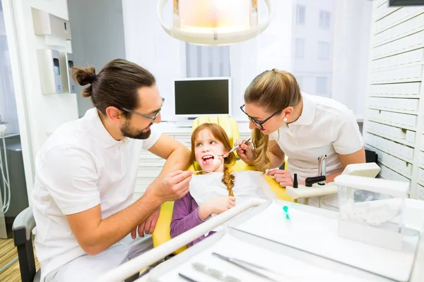 Zahnarzt behandelt Mädchen — Stockfoto