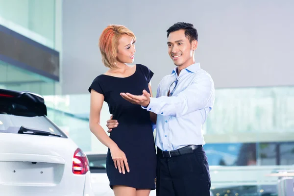 Asian couple choosing  car — Stock Photo, Image
