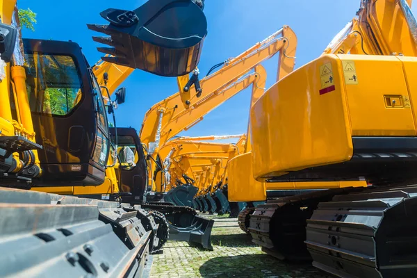 Excavadora de palas en empresa de alquiler de maquinaria asiática —  Fotos de Stock