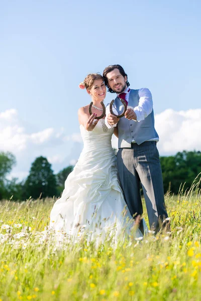 Pareja mostrando zapatos de caballo —  Fotos de Stock