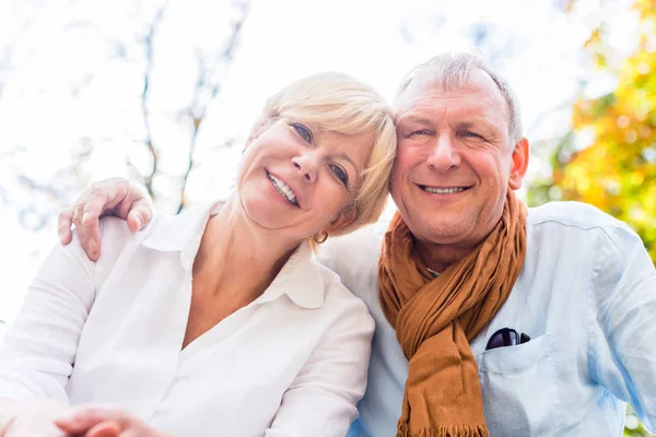 Hombre y mujer mayores cariñosos en otoño — Foto de Stock