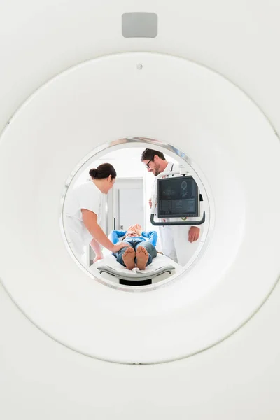 Doctor, nurse, and patient at CT scan — Stock Photo, Image