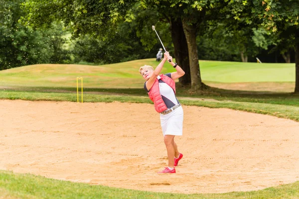 Femme âgée au golf — Photo