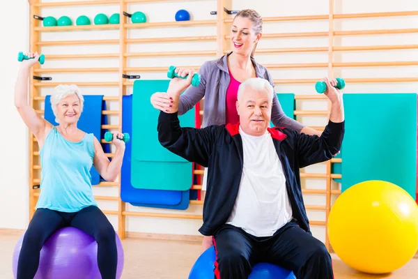 Physiotherapist coaching senior people — Stock Photo, Image