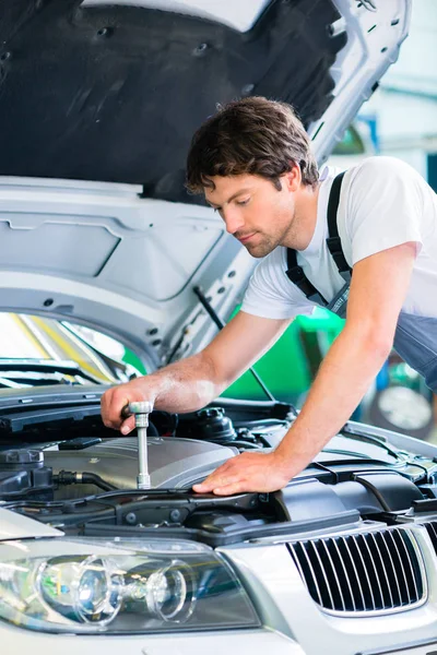 Mechaniker mit Diagnosetool — Stockfoto