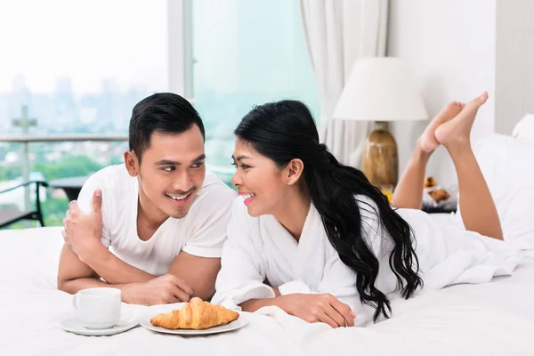 Ασίας ζευγάρι έχει το πρωινό στο κρεβάτι — Φωτογραφία Αρχείου