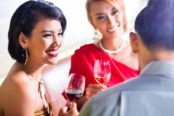 Asian friends drinking wine — Stock Photo, Image