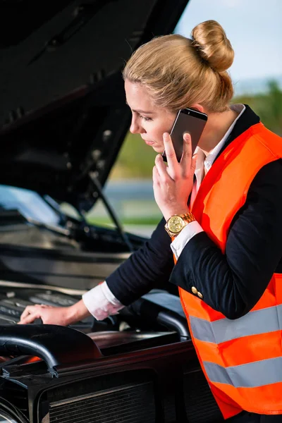 Kadın araba motor sorunları tamir servisi arama ile