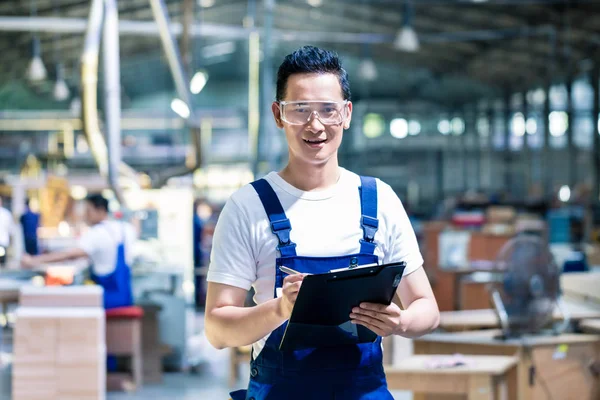 Lavoratore nello stabilimento o nella fabbrica di produzione asiatica — Foto Stock