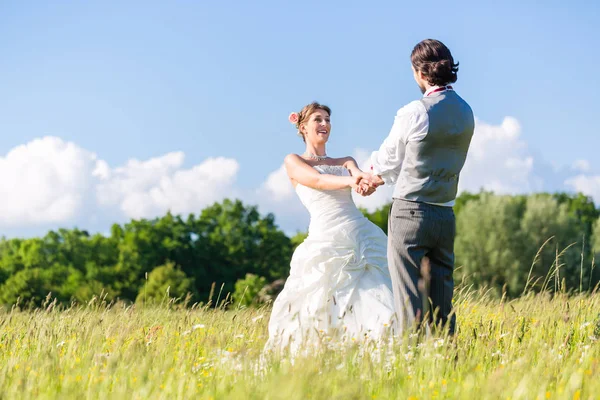 Casal dançando em campo — Fotografia de Stock