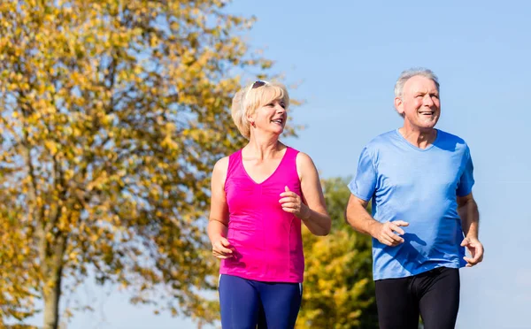 Senior vrouw en man doen fitness oefeningen — Stockfoto