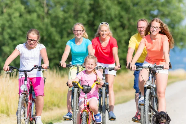 Family on bikes at dirt path — Stock Photo, Image