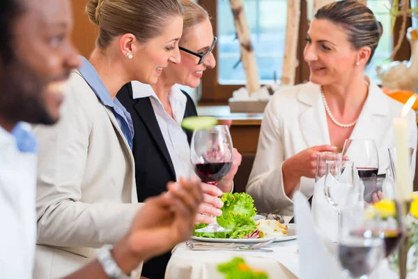 Zakelijke lunch in restaurant met eten en wijn — Stockfoto