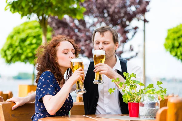 Homme et femme buvant de la bière — Photo