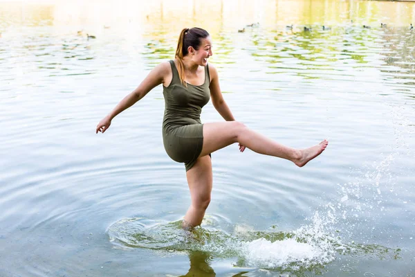 Mulher brincando alegre na água — Fotografia de Stock